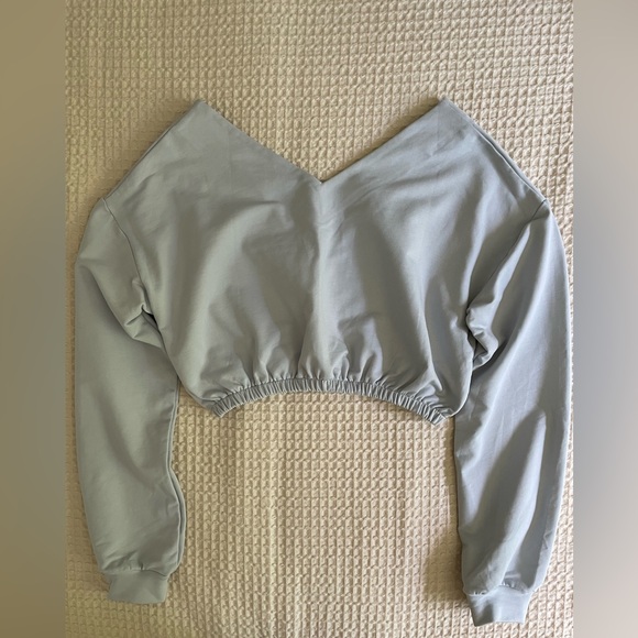 NWOT!! Never worn baby blue off-shoulder cropped top from Meshki - Picture 3 of 6